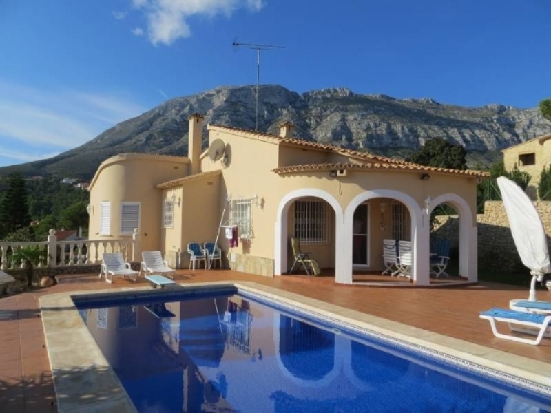 Вилла в Испании с бассейном и видом на горы