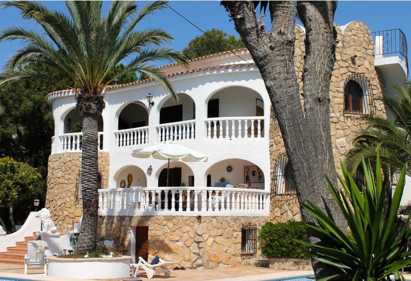 Недвижимость в Испании - вилла с выходом на пляж
